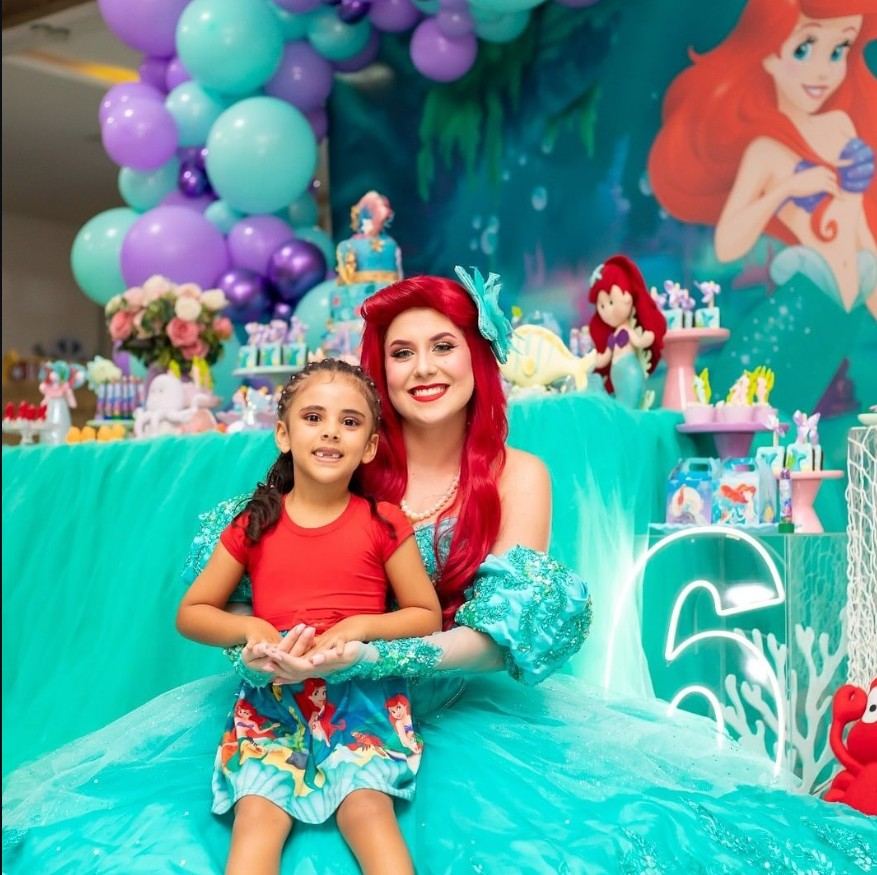 Personagem viva Ariel com criança em festa infantil com tema A Pequena Sereia