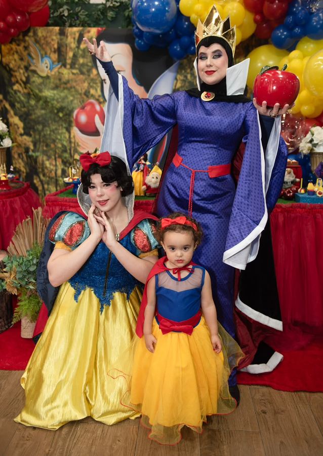 Cena da Branca de Neve e da Rainha Má com criança em festa temática