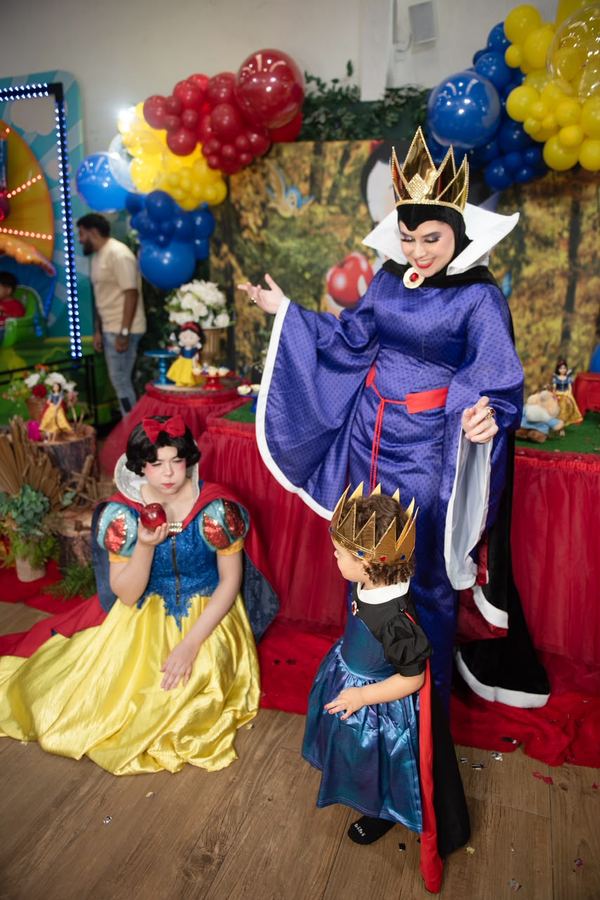 Branca de Neve e Rainha Má encenando a história em festa infantil